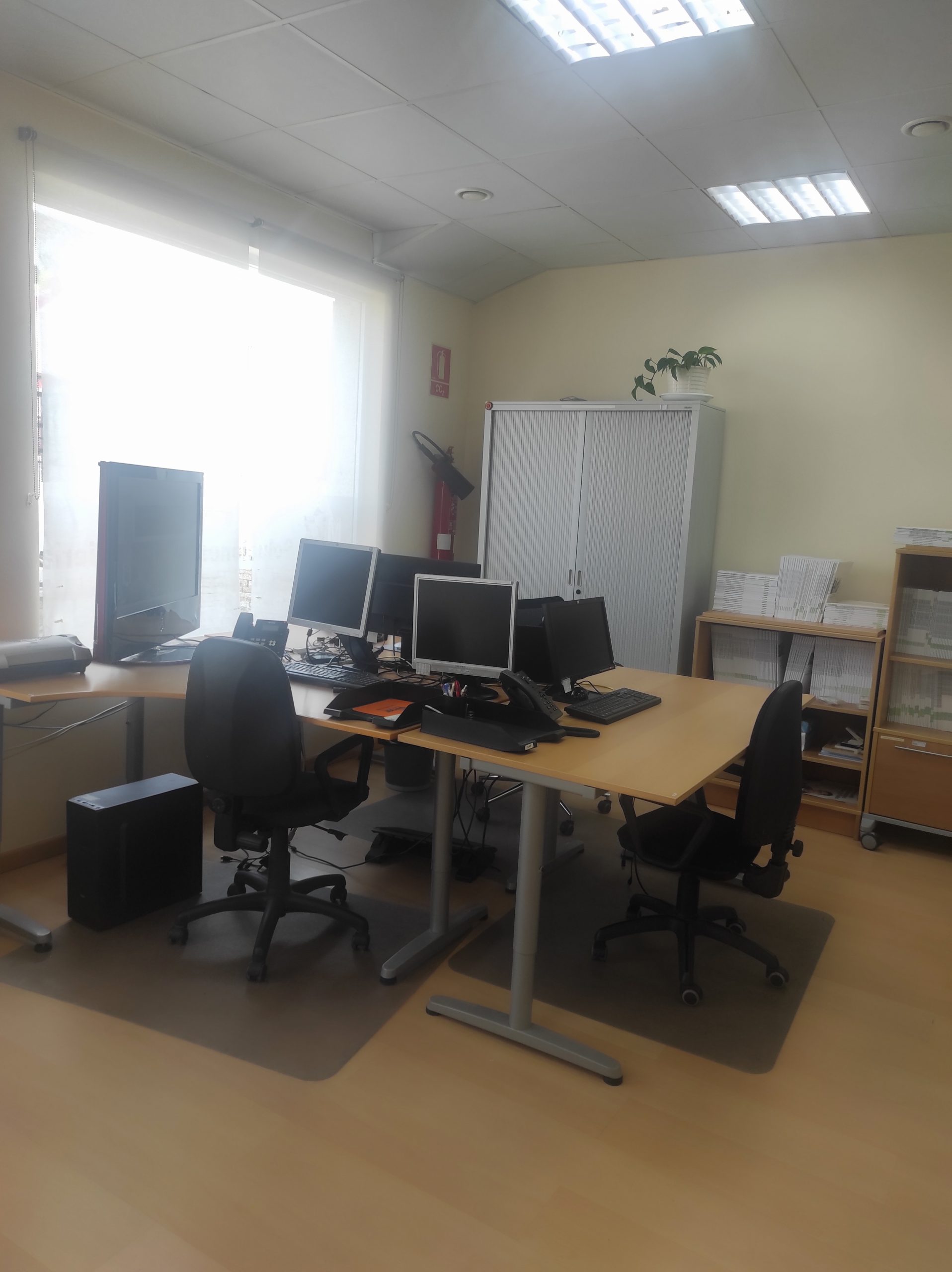 Espacio de coworking con puestos de trabajo y ordenadores